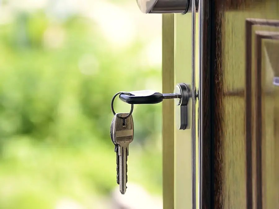 Schlüsselbund steckt in einer geöffneten Wohnungstür